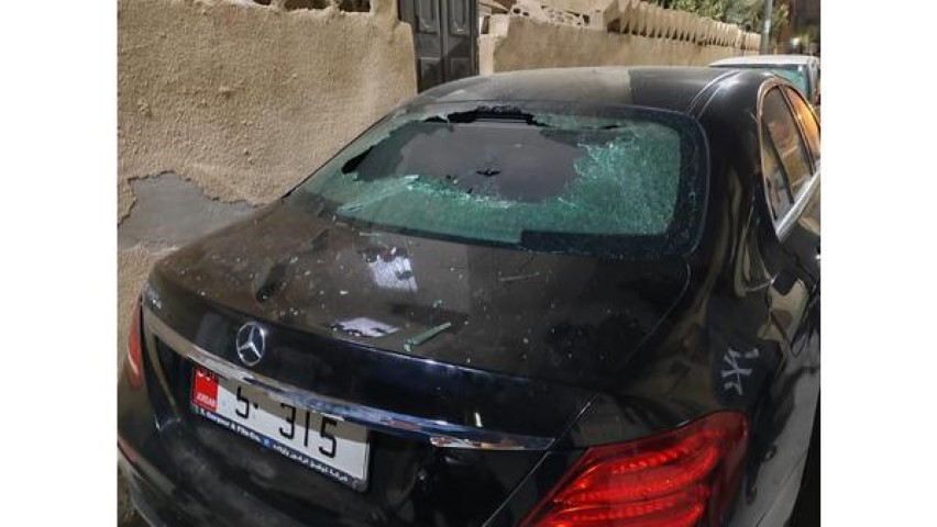 مجهول يحطم زجاج مركبة رئيس بلدية الرصيفة