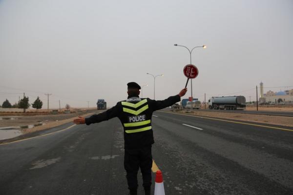 ضبط سائق مركبة شحن يدخن الأرجيلة على طريق إربد