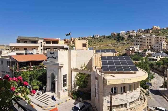 الطاقة: تركيب أنظمة خلايا شمسية لـ 30 بلدية في الأردن