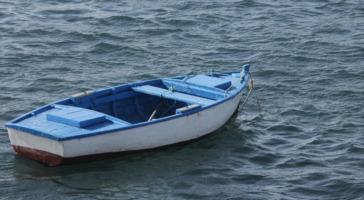إتلاف قارب صيد أسماك مخالف في سد وادي العرب