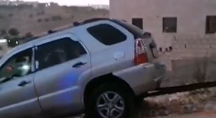 الدفاع المدني يتعامل مع حادث تدهور مركبة في عمان