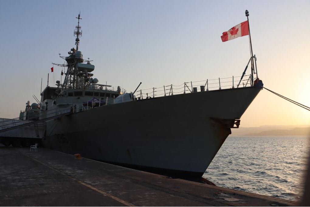 القوات المسلحة تشارك باستقبال سفينة كندية زائرة إلى العقبة
