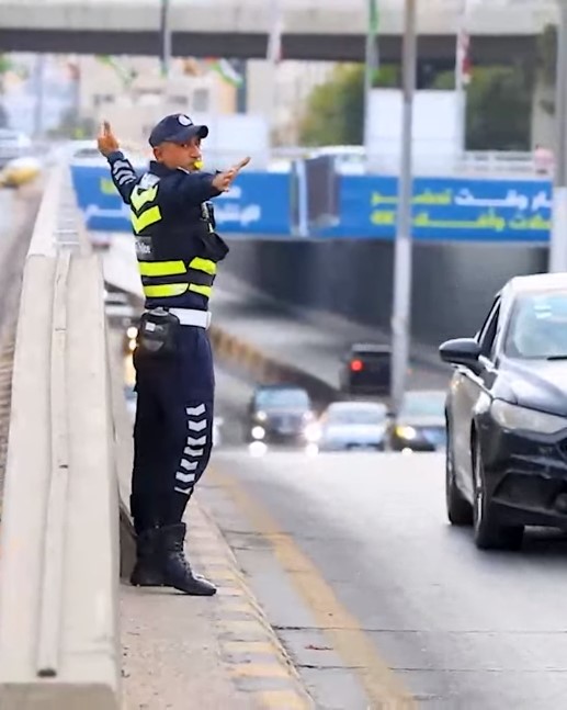 بالفيديو والصور .... الشرطي داود يثير إعجاب الأردنيين
