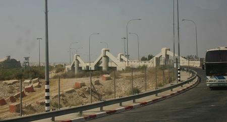 اغلاق جسر الملك حسين أمام حركة المسافرين والشحن