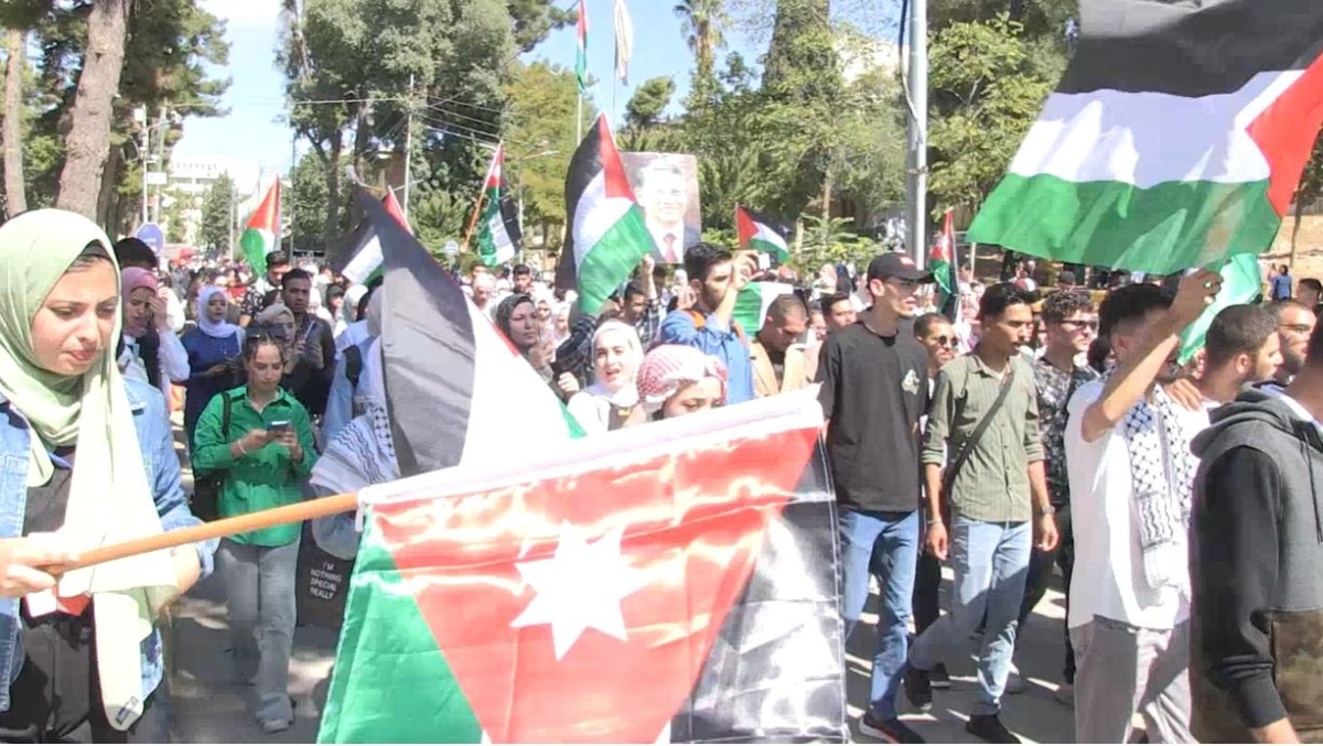 طلبة الأردنية ينفذون وقفة تضامنية تنديدا بجرائم الاحتلال الإسرائيلي