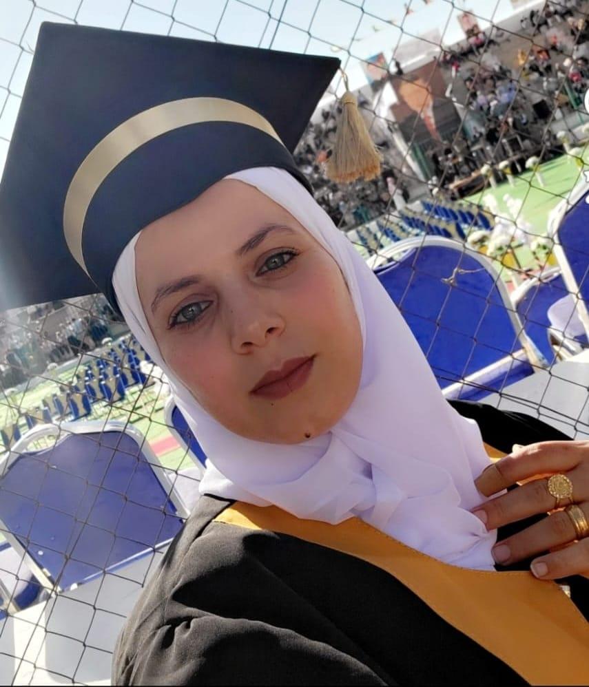 الطالبة الخريجة روزان المدلل في جامعة إربد الأهلية إحدى الطالبات المميزات والتي سيتم تكريمها من وزارة التعليم العالي والبحث العلمي