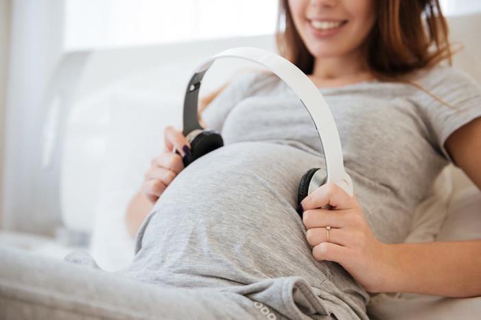 كيفية التحدث مع الجنين أثناء الحمل
