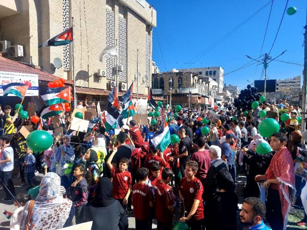 أطفال اربد يبعثون رسالة بلون الدم تضامنا مع غزة