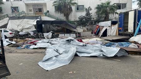 صحة عزة: 120 جريحا لا يزالون داخل مجمع الشفاء