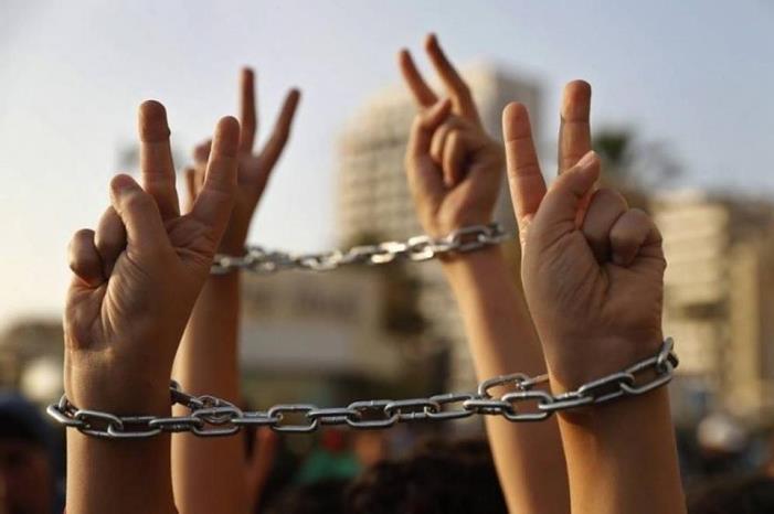 حكومة الاحتلال ومسؤولو القضاء يناقشون أسماء أسرى فلسطينيين يفترض إطلاق سراحهم