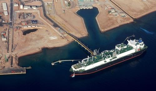 وزير الطاقة: عقد سفينة الغاز العائمة بالعقبة ينتهي في 2025