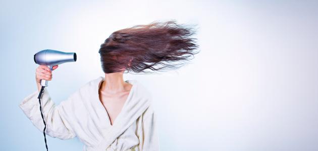 دراسة مثيرة للقلق تحذر من ارتباط منتجات تصفيف الشعر بالعقم