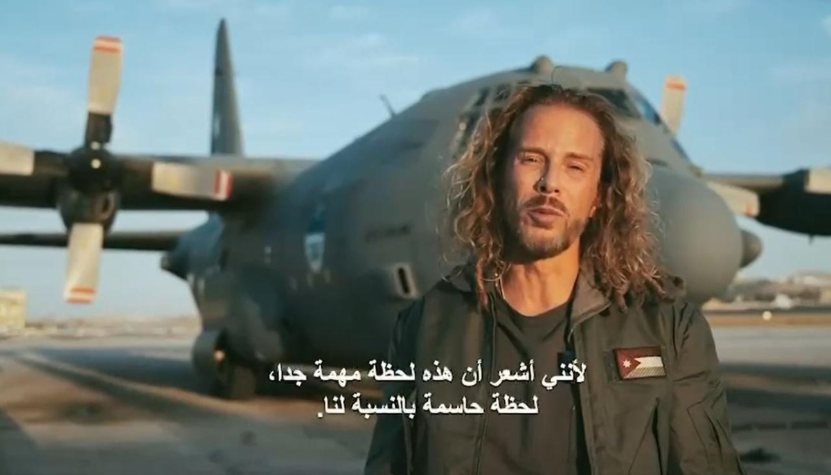 بالفيديو...مخرج وحقوقي أمريكي يرافق صقور سلاح الجو خلال الإنزال على غزة
