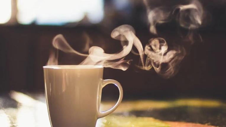 القهوة أم الشاي صباحاً.. أيهما أفضل!