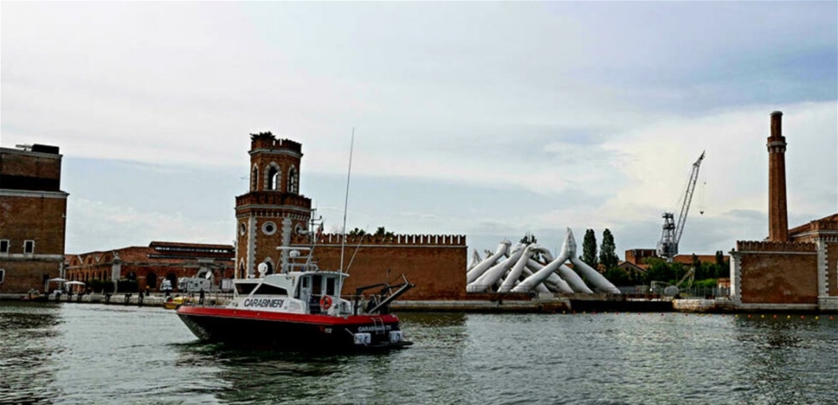 صور سيلفي تتسبب بانقلاب قارب للسياح في مدينة البندقية