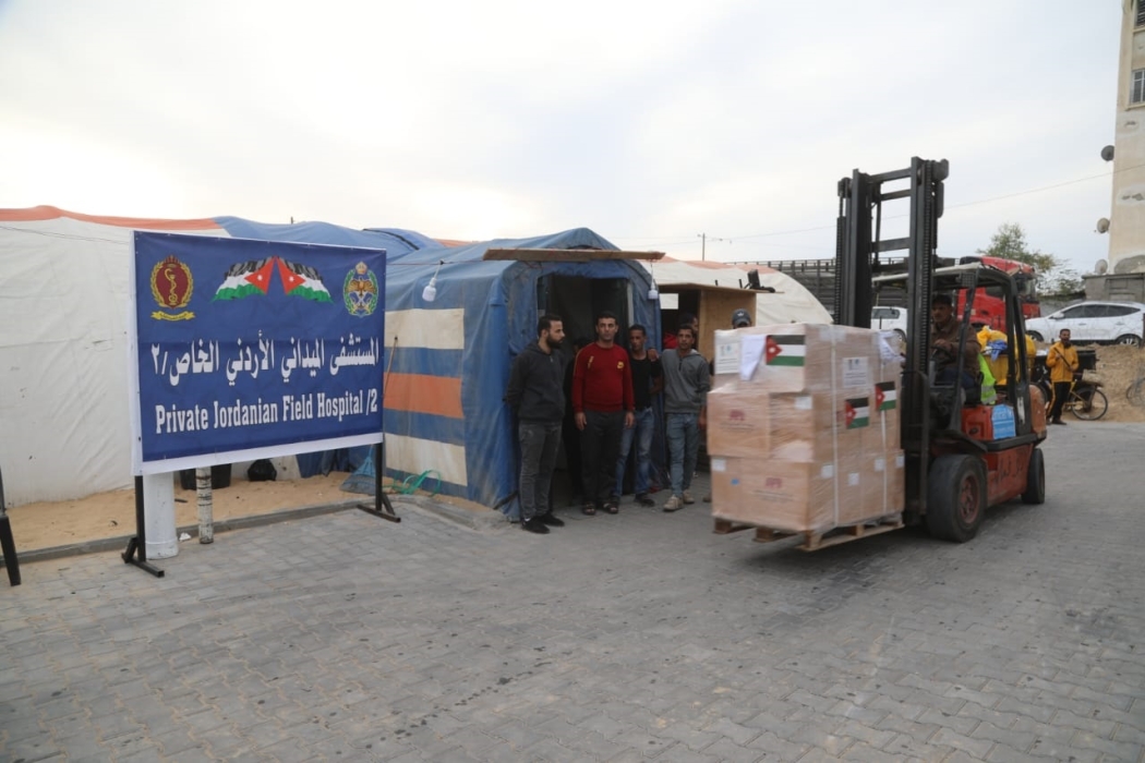 بالصور .. وصول قافلة مساعدات طبية للمستشفى الميداني الأردني الخاص2 جنوب قطاع غزة