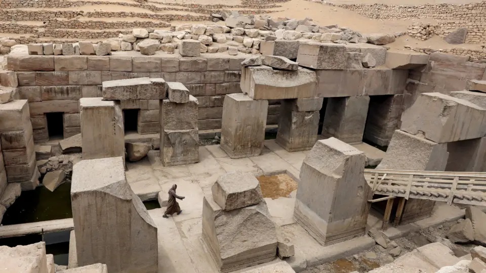 ما صحة وجود أقدم قبر في العالم في مصر؟