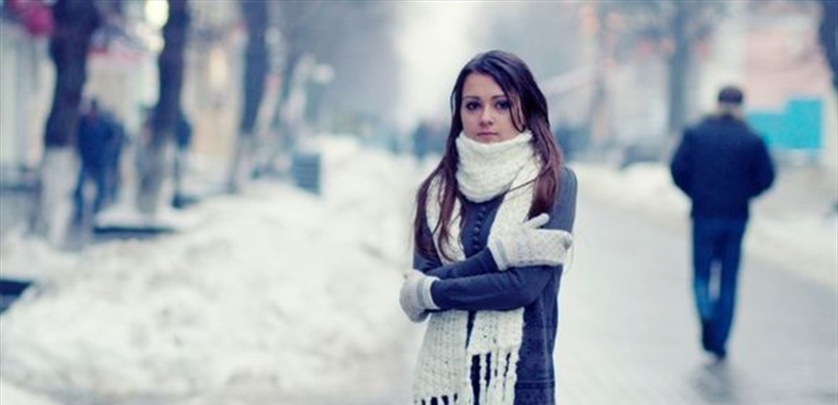 هل فعلاً يسبّب الخروج في البرد بشعر مبلل الإصابة بالمرض؟