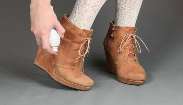 كيفية تنظيف الأحذية الشامواه في المنزل.. وأهم النصائح للحفاظ عليها