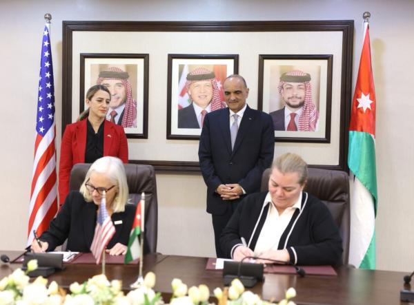 الحكومة توقع اتفاقية المنحة الأميركية لدعم موازنة الأردن بـ 845.1 مليون دولار