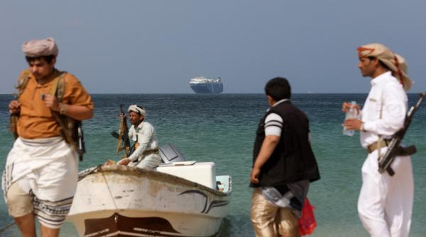 الحوثيون يحذرون السفن في البحر الأحمر