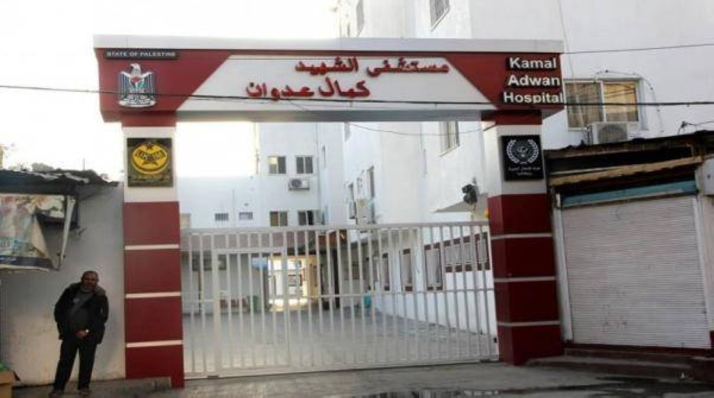 قوات الاحتلال تحتجز طواقم طبية وجرحى ونازحين لجهة غير معلومة خارج مستشفى كمال عدوان