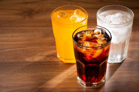 تأثير المشروبات الغازية على معدتك: الآثار السلبية لتناولها