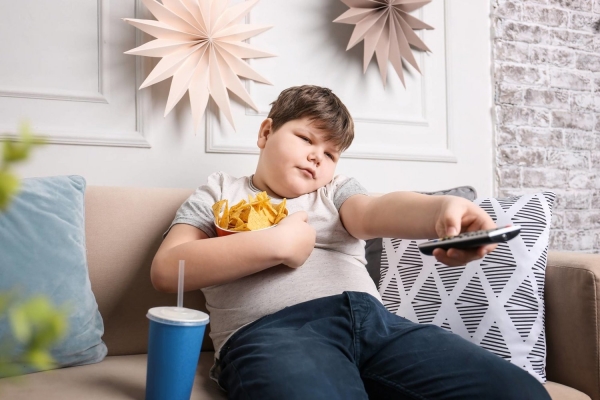 دراسة: طول وقت جلوس الطفل يزيد الدهون في جسمه