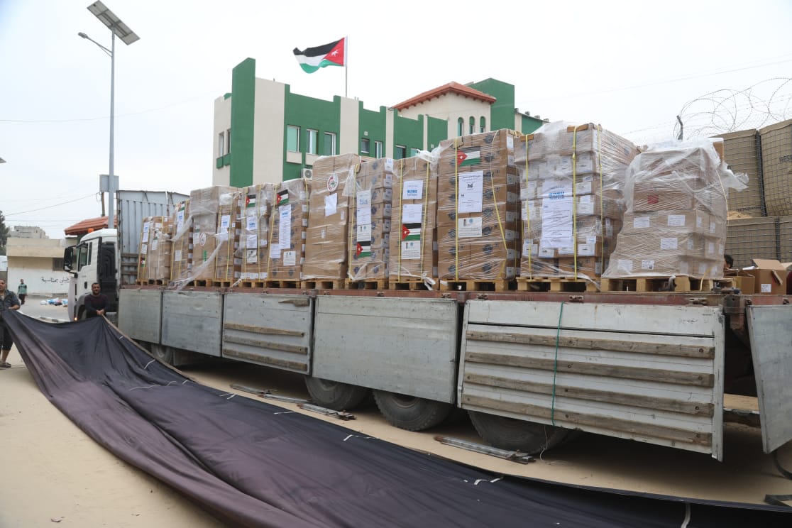 قافلة مساعدات تصل المستشفى الميداني الأردني في جنوب غزة
