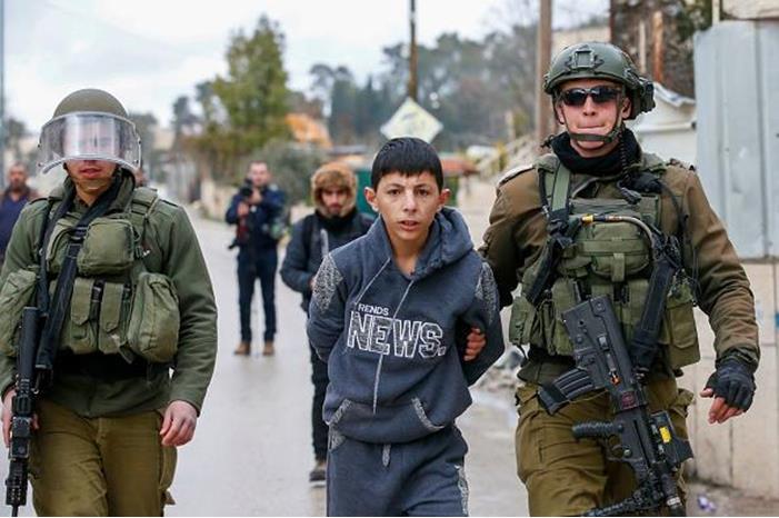 الاحتلال يعتقل فلسطينيا وطفلا بالخليل