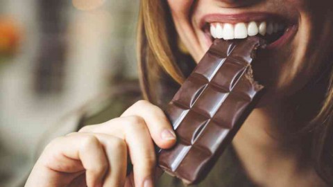 تأثير تناول الشوكولاتة على الحالة المزاجية للنساء: دراسة تكشف عن فوائد غير متوقعة
