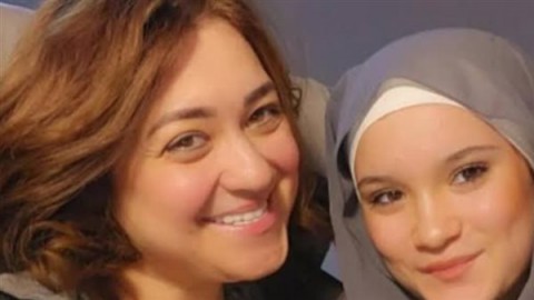 مروة عبدالمنعم تشارك تجربتها حول اعتراضها في البداية على ارتداء ابنتها للحجاب: ‘كنت بتخانق معاها