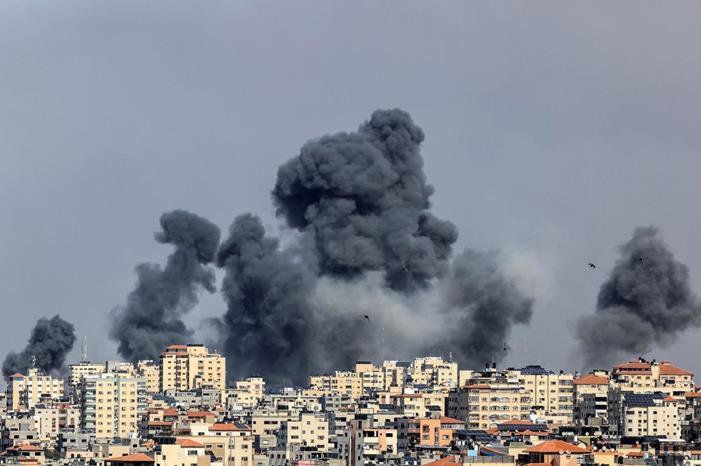 طيران الاحتلال يستهدف 100 موقع جنوب قطاع غزة