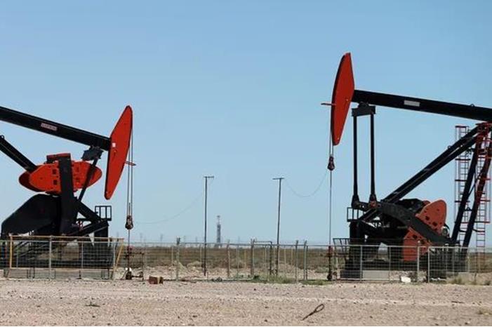 أسعار النفط تهبط مع تراجع اضطرابات الشحن في البحر الأحمر