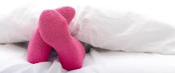 أضرار ارتداء الجوارب أثناء النوم في فصل الشتاء...مفاجأة لن تتخيلها!