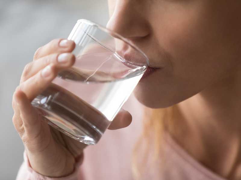 ماذا يحدث للجسم عند الاستعاضة عن جميع المشروبات بالماء؟