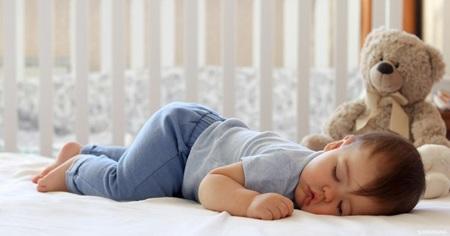طرق تجعل طفلك يخلد إلى النوم باكراً
