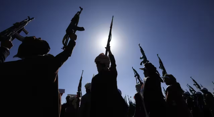 صحيفة بريطانية: بريطانيا تستعد لشن هجمات منسقة مع الشركاء ضد الحوثيين