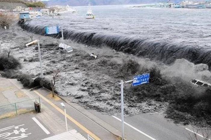 بعد زلزال قوي.. تسونامي يضرب سواحل اليابان