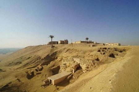 مصر .. اكتشاف مقبرة صخرية تعود لعصر الأسرة الثانية