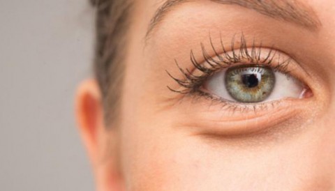 كيفية التغلب على الانتفاخات تحت العين: أسباب وطرق علاج طبيعية