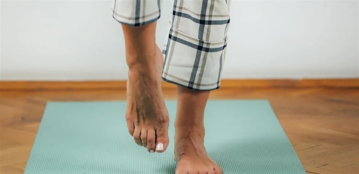الوقوف على قدم واحدة.. اختبار بسيط يخبرك الكثير عن صحتك