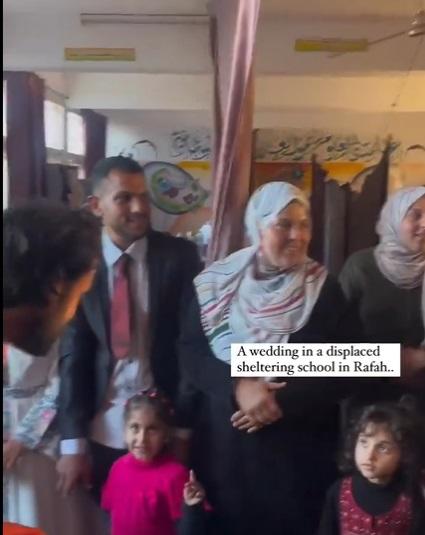 عروسان يحتفلان بزفافهما في مدرسة بغزة