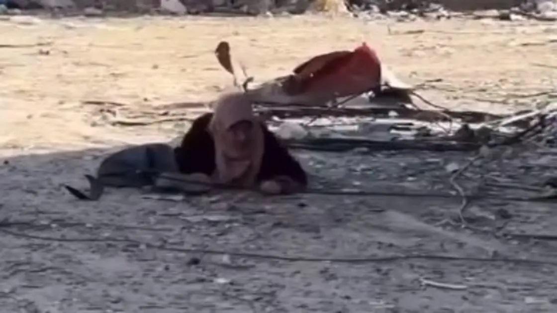 امسكي يمّا.. شاب من غزة يسحب أمه الجريحة برصاص قناص