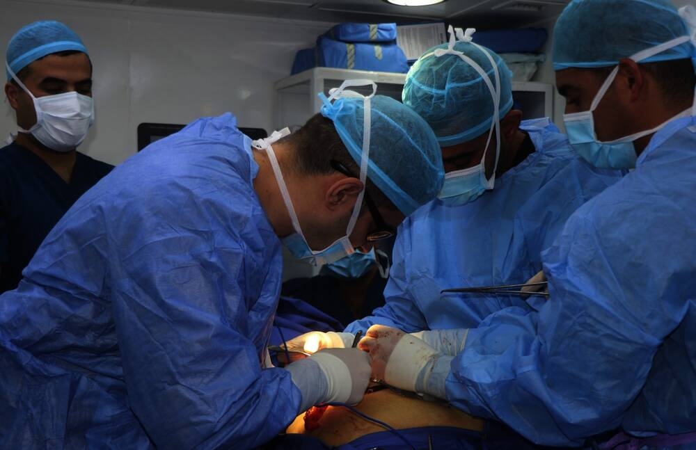 المستشفى الميداني الأردني نابلس1 يجري عملية فصل التصاق الأصابع لطفلة