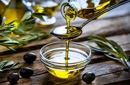 بحث يكشف فائدة زيت الزيتون في حمية البحر المتوسط