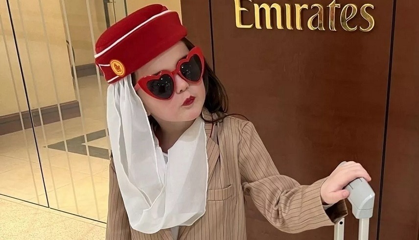 طفلة بزي طاقم طيران الإمارات تقدم المساعدة على الطائرة
