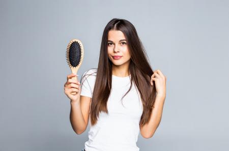 تساقط الشعر في فصل الشتاء: أسبابه وكيفية الوقاية