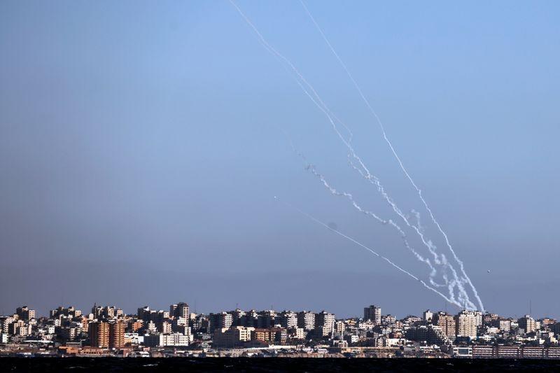 إطلاق رشقات صاروخية كبيرة من غزة استهدفت مستوطنة بالنقب الغربي