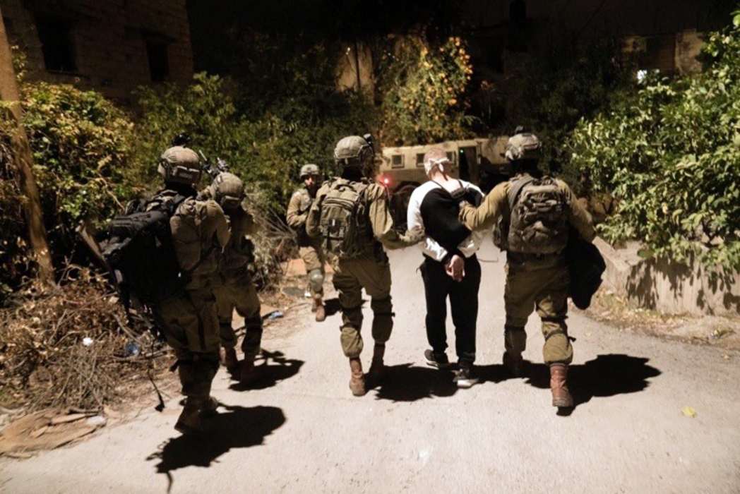 الاحتلال يعتقل 26 فلسطينيا بالضفة الغربية